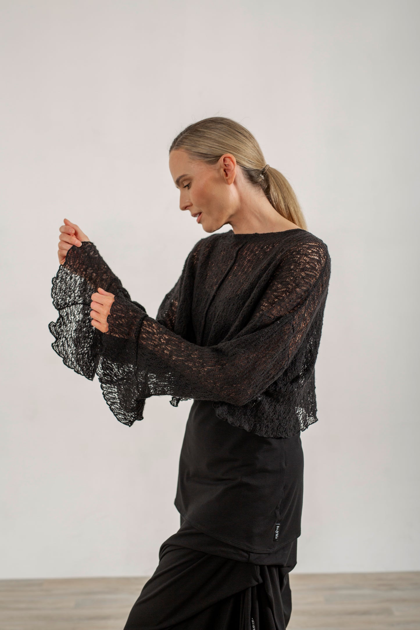 Alina Italian Wool crop jumper ( black)
